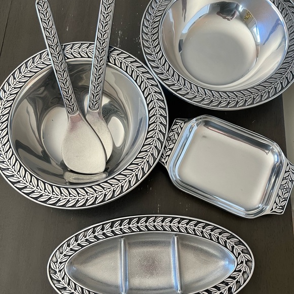 Wilton Armetale Laurel Berry Serveware